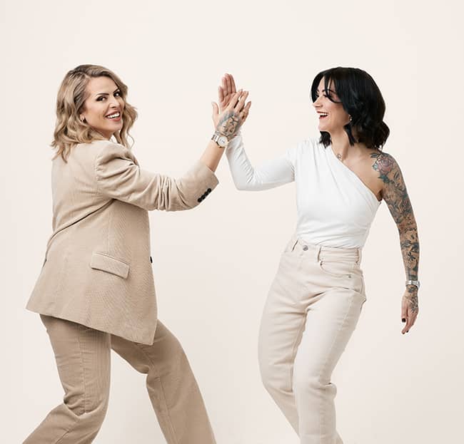 anastasia-und-danica-high-five